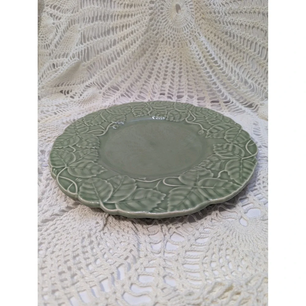 Bordallo Pinheiro Green Majolica Strawberry Leaf Plate 12 inch Made in Portugal